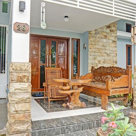 Oyo 90729 Sekar Guest House Jembel エクステリア 写真