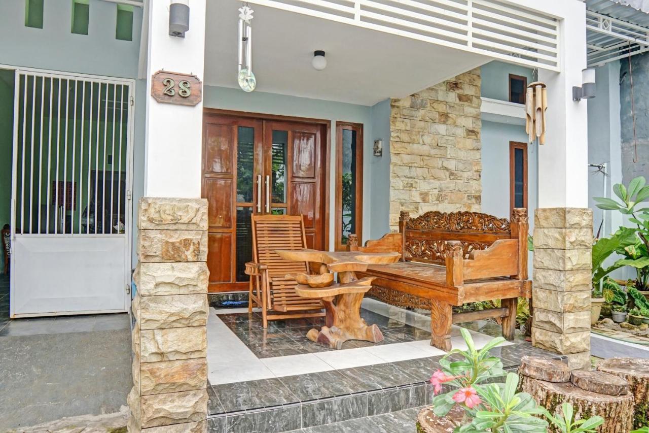 Oyo 90729 Sekar Guest House Jembel エクステリア 写真
