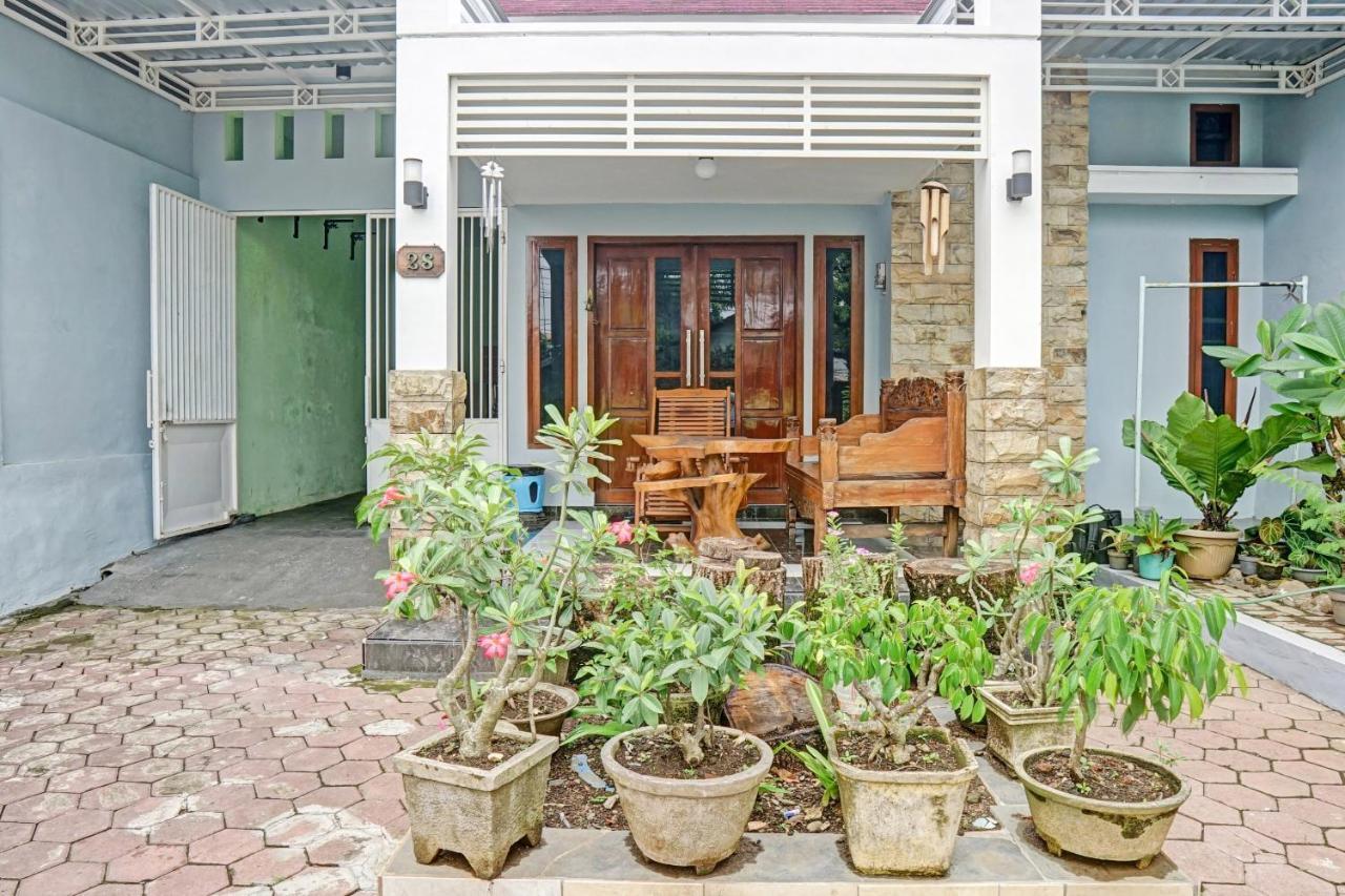 Oyo 90729 Sekar Guest House Jembel エクステリア 写真