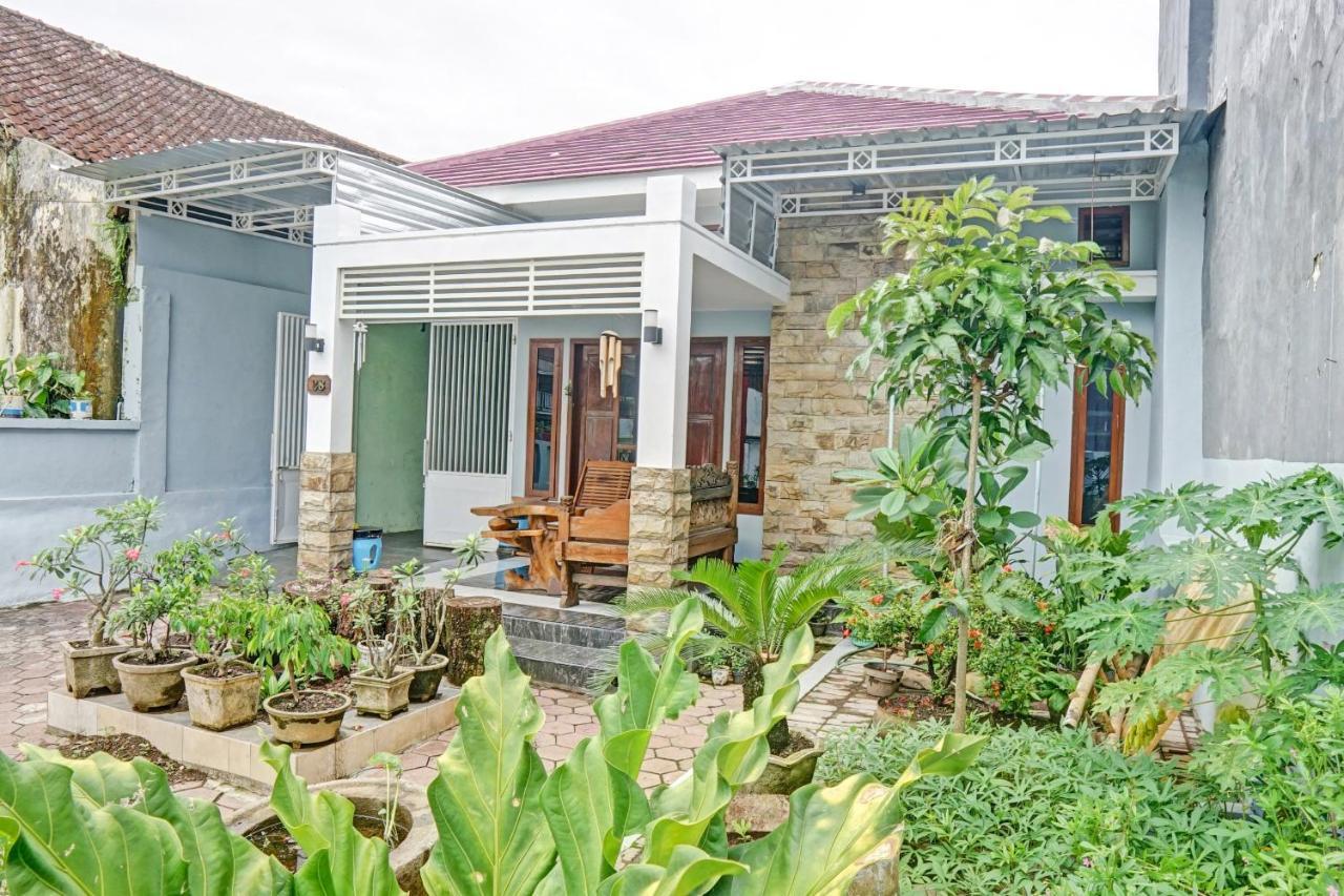 Oyo 90729 Sekar Guest House Jembel エクステリア 写真