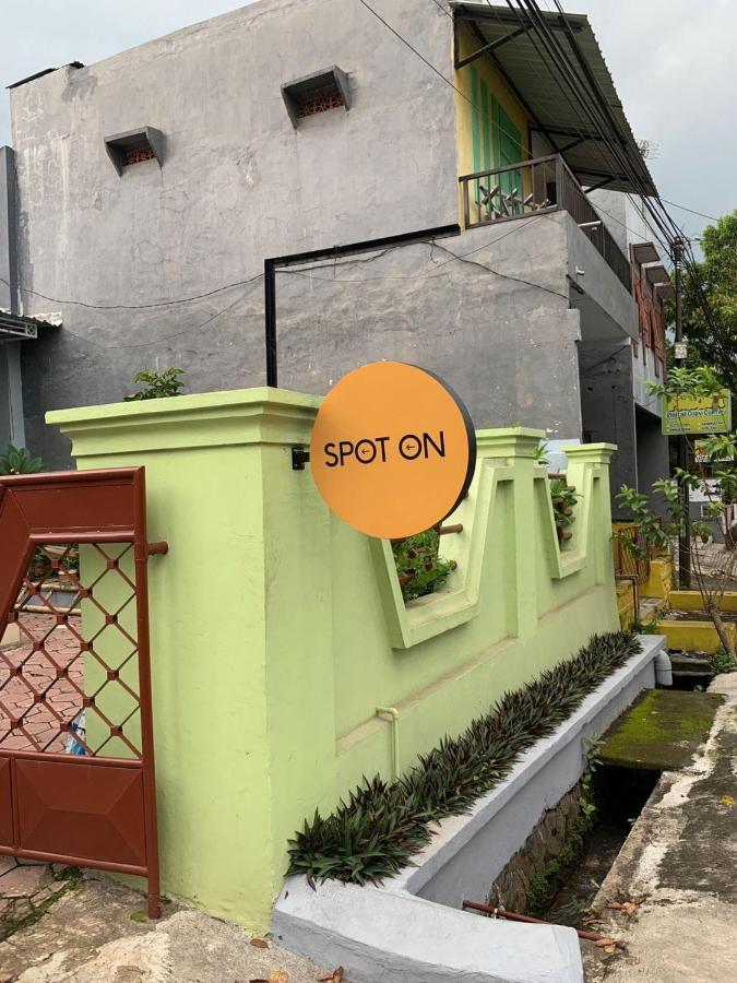 Oyo 90729 Sekar Guest House Jembel エクステリア 写真