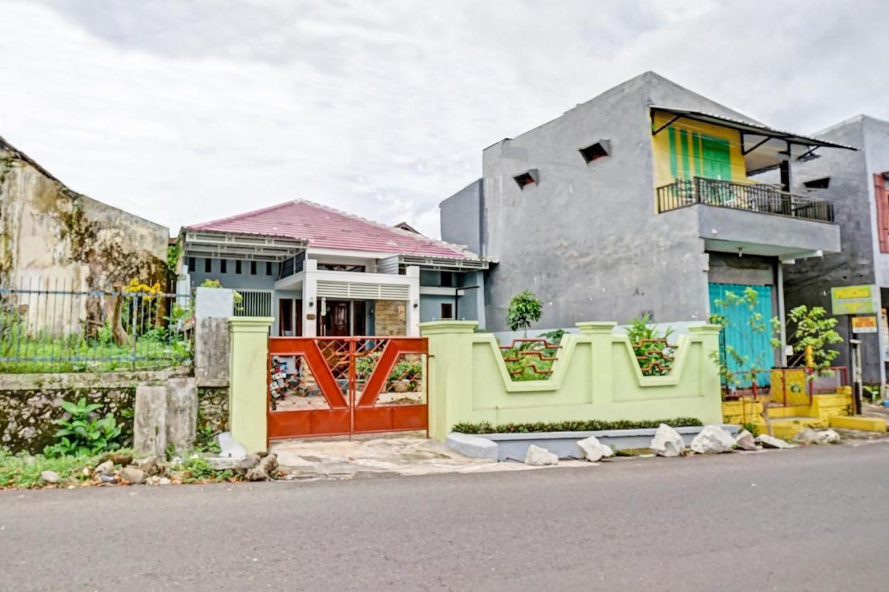 Oyo 90729 Sekar Guest House Jembel エクステリア 写真