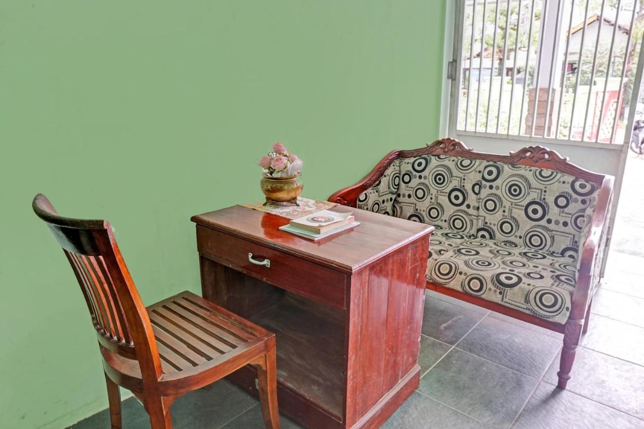 Oyo 90729 Sekar Guest House Jembel エクステリア 写真