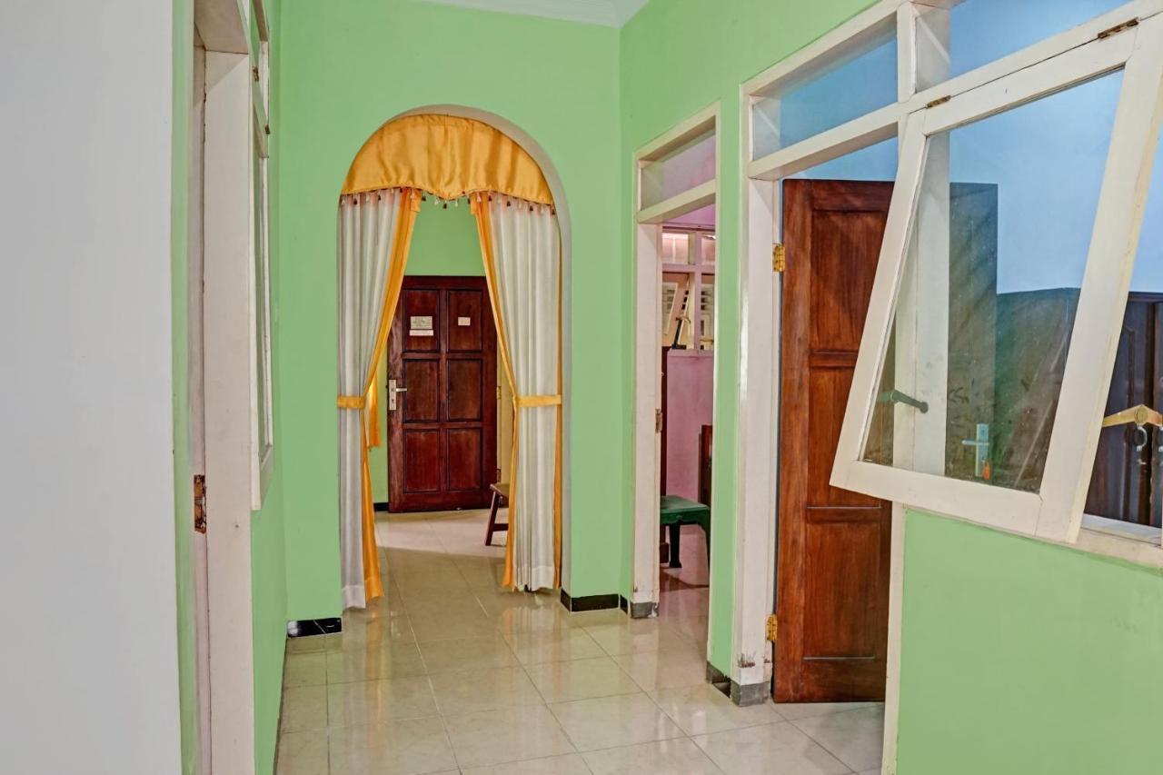 Oyo 90729 Sekar Guest House Jembel エクステリア 写真
