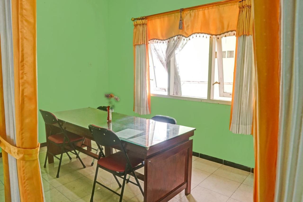 Oyo 90729 Sekar Guest House Jembel エクステリア 写真