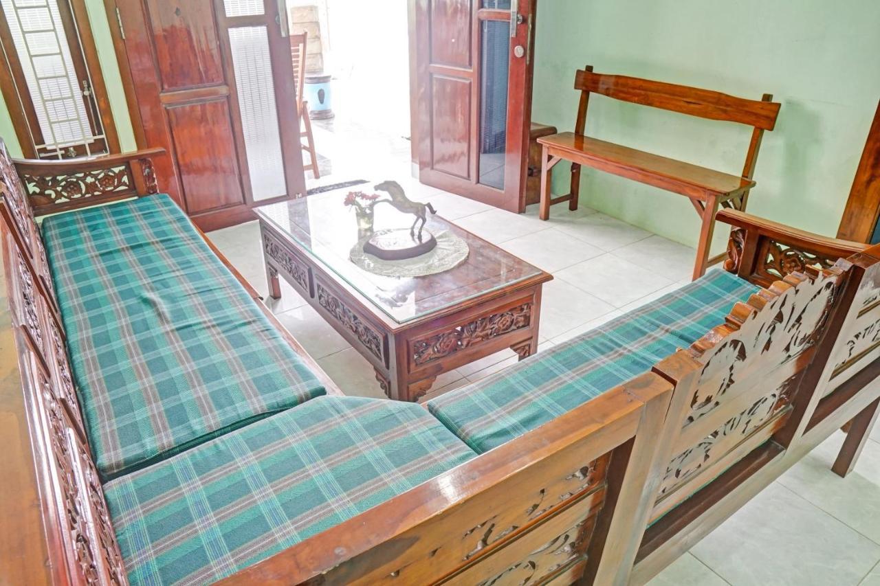 Oyo 90729 Sekar Guest House Jembel エクステリア 写真