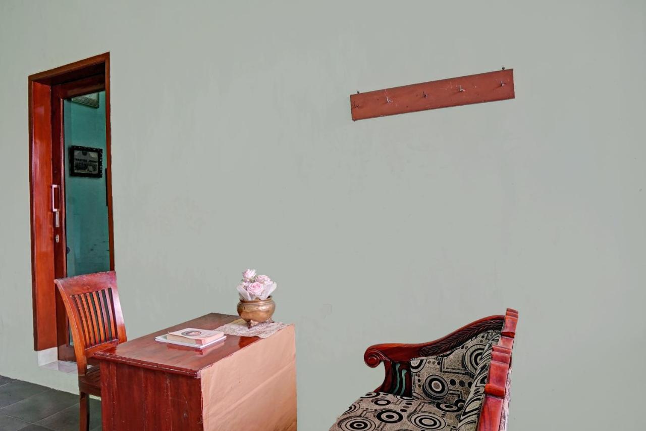 Oyo 90729 Sekar Guest House Jembel エクステリア 写真