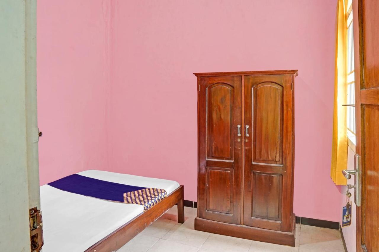 Oyo 90729 Sekar Guest House Jembel エクステリア 写真