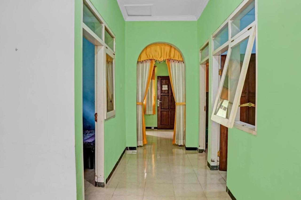 Oyo 90729 Sekar Guest House Jembel エクステリア 写真