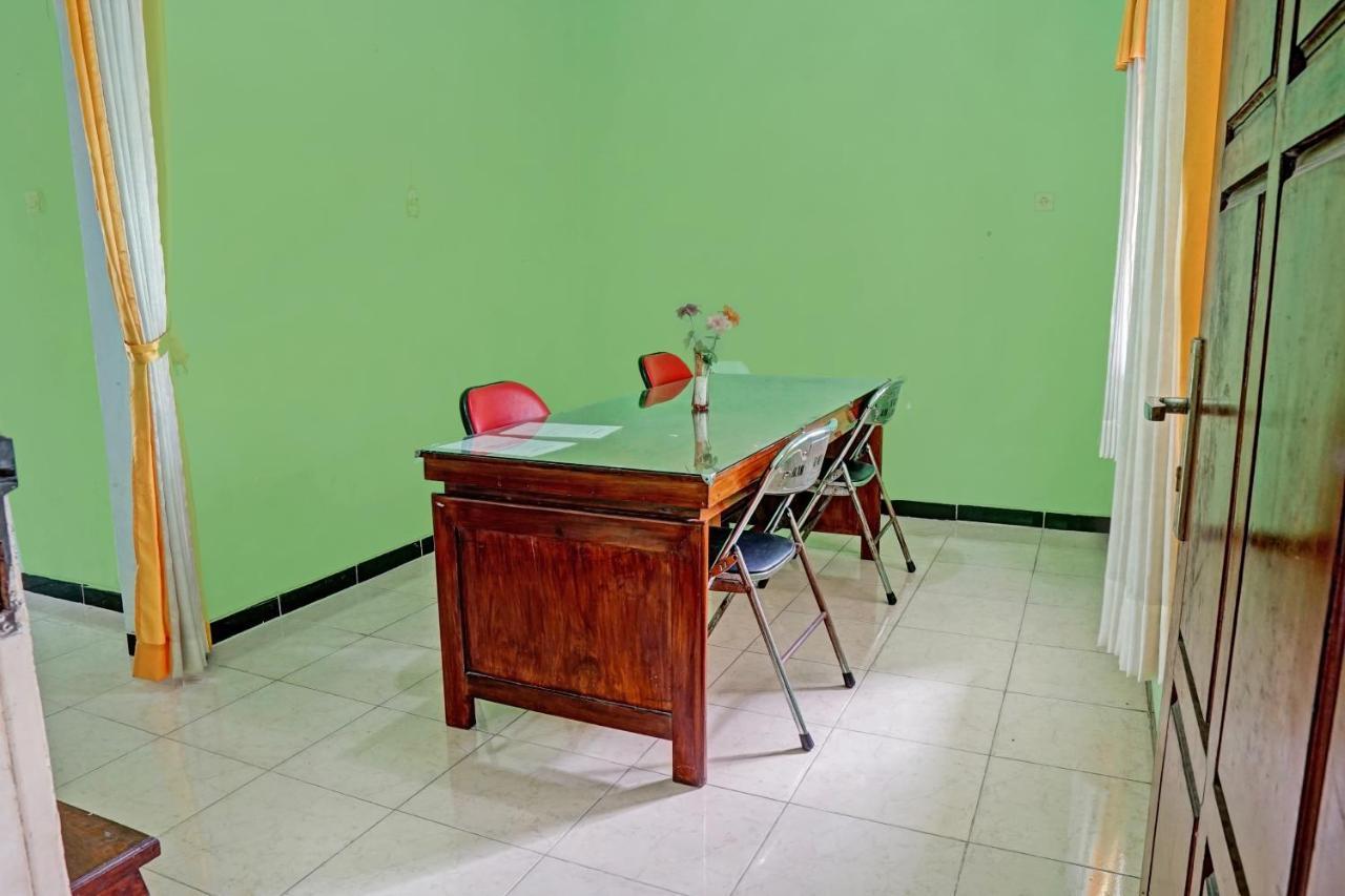Oyo 90729 Sekar Guest House Jembel エクステリア 写真