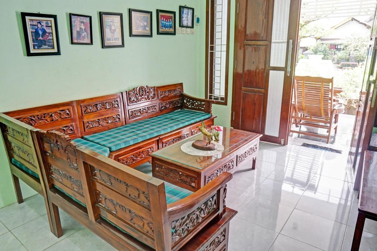 Oyo 90729 Sekar Guest House Jembel エクステリア 写真